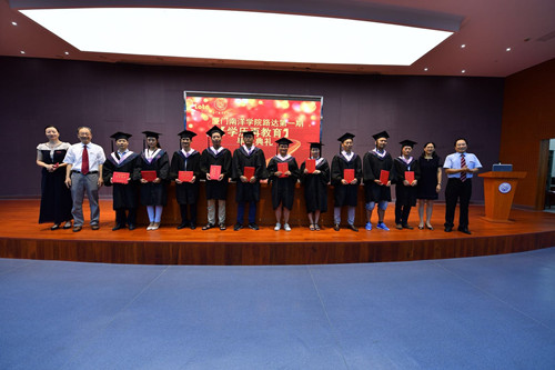 颁发毕业证合影.jpg 颁发毕业证合影.jpg